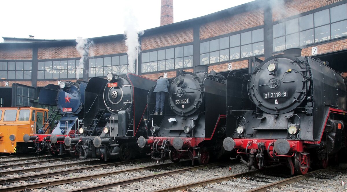 8. Dampfloktreffen in Dresden Altstadt am 15.04.2016. Zu sehen sind von links Akku Rangiertaktor ASF 1; CD 498 104; CD 475 111; 50 3501 und 01 2118-6.