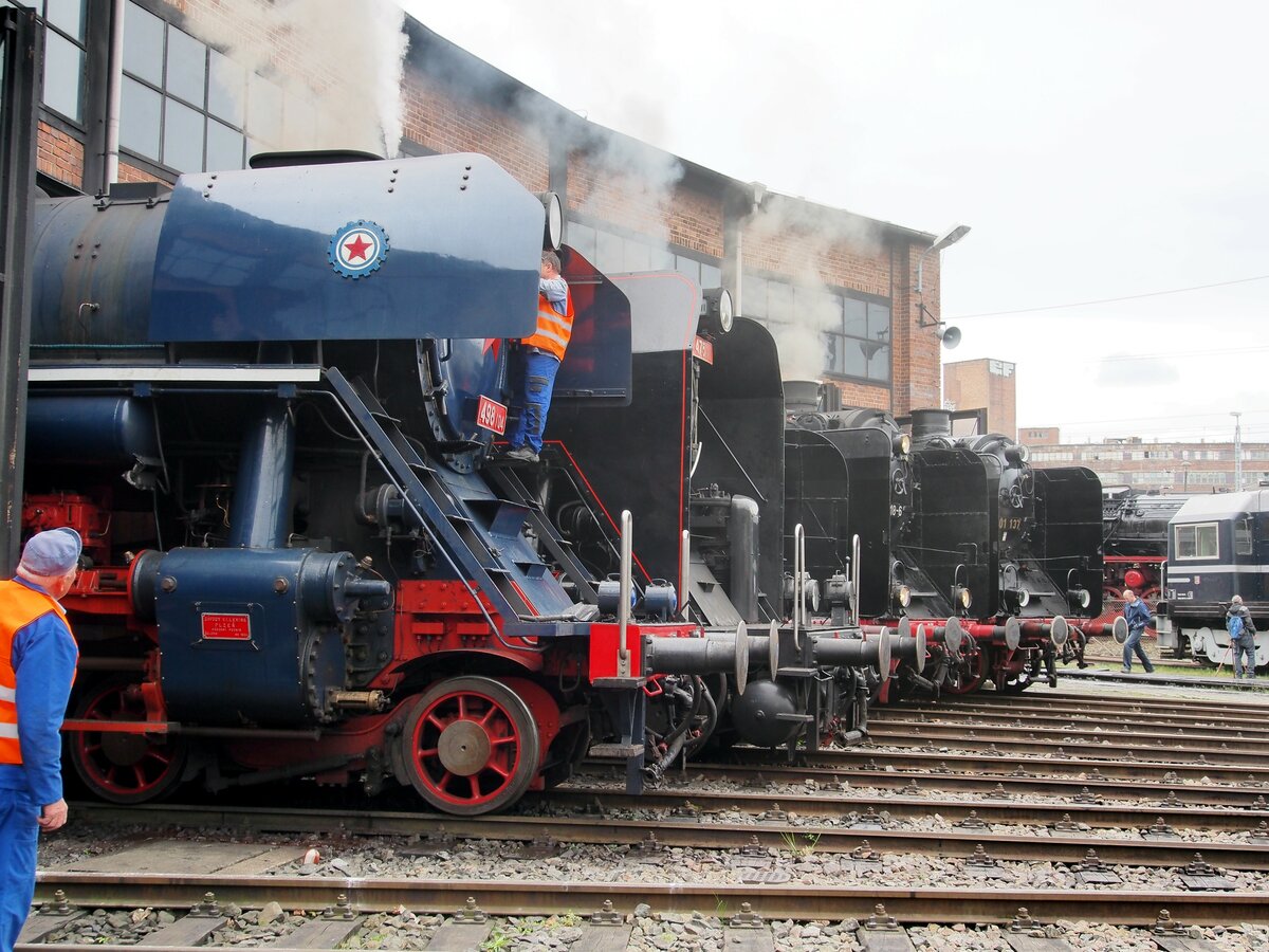 8. Dampfloktreffen in Dresden Altstadt; von links: CD 498 104; CD 475 111; 50 3501; 01 2118-6 und 01 137, am 15.04.2016.