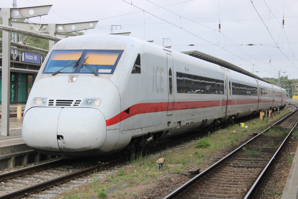 808 029-3 als ICE 639(Binz-München)bei der Ausfahrt im Rostocker Hbf.28.08.2022