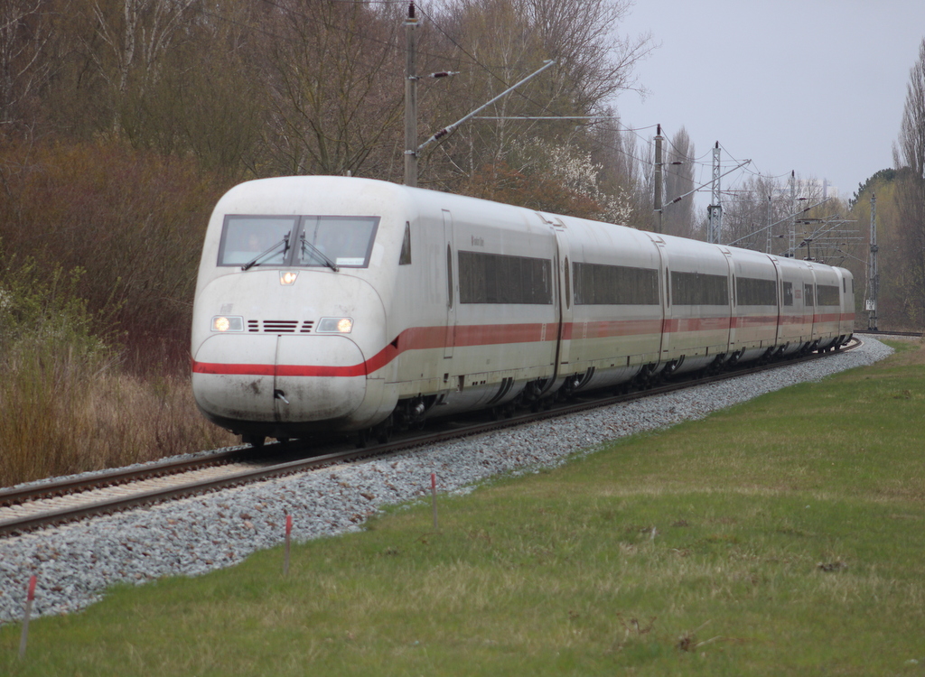 808 032-7 als ICE 1979 von Warnemünde nach Berlin-Gesundbrunnen bei der Durchfahrt in Rostock-Lichtenhagen.12.04.2026