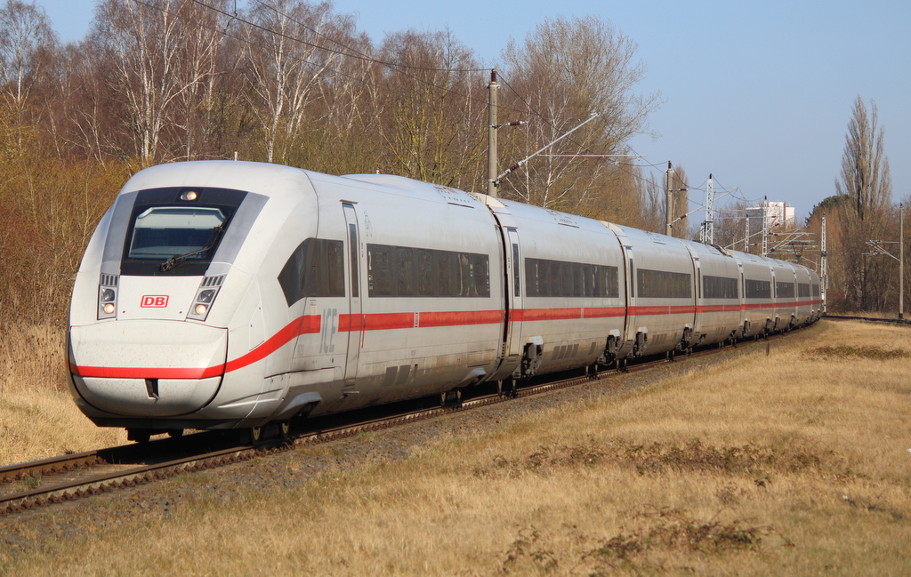 812 029-7 als ICE 691(Warnemünde-München)bei der Durchfahrt in Rostock-Lichtenhagen.22.03.2025