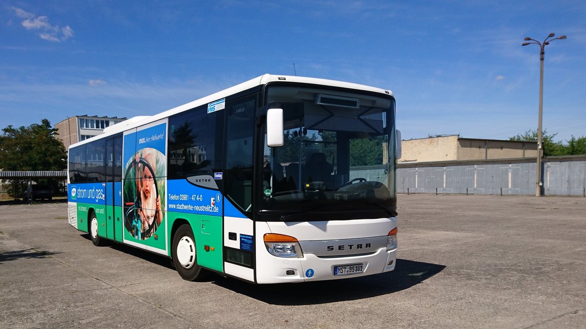 ….MST BS 101 von Becker Strelitz Reisen der Setra mit der Werbung f�r Strom in Neubrandenburg am Betriebshof der MVVG und der Stadtwerke Neubrandenburg 
August 2018 