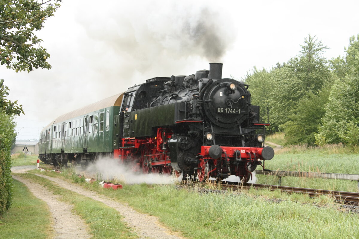 86 1744 und 114 703 (203 230) mit Ziel Lauterbach Mole kurz hinter Bergen auf R�gen am 31.7.21