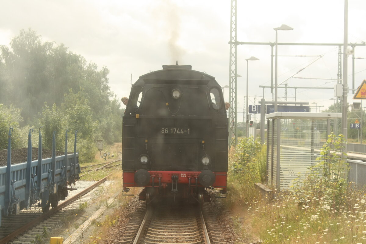 86 1744 beim ranfahren an den Zug im Bahnhof Bergen auf R�gen am 1.8.21