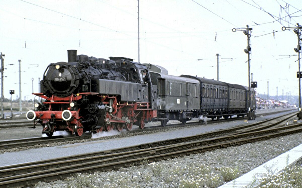86 457 mit Abteilwagen Personenzug bei der Jubiläumsparade 150 Jahre Deutsche Eisenbahn in Nürnberg am 14.09.1985.