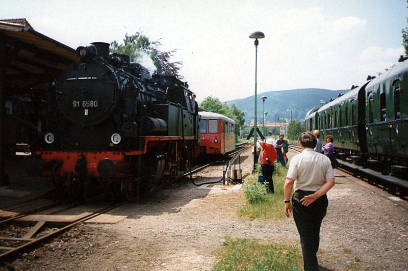 91 6580 beim Wassernehmen im Jahr 1998 in Friedrichroda.Dahinter steht eine Ferkeltaxe.