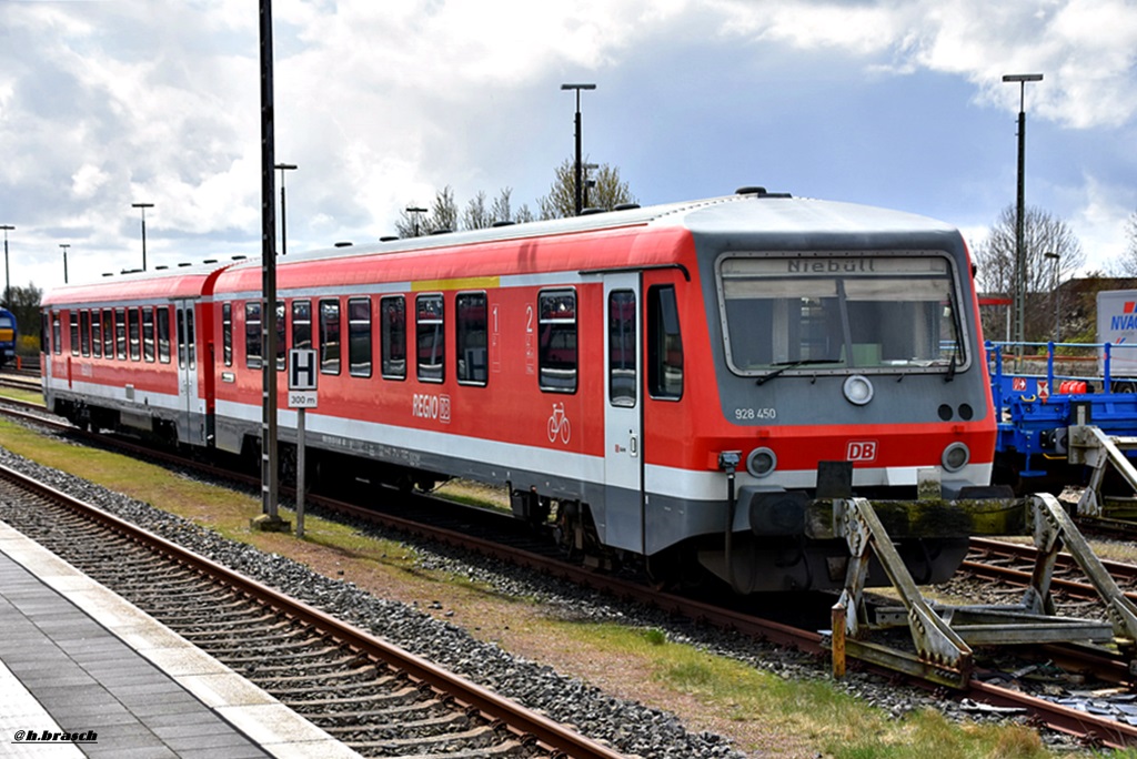 928 450 war abgestellt beim bahnhof nieb�ll,17.04.17