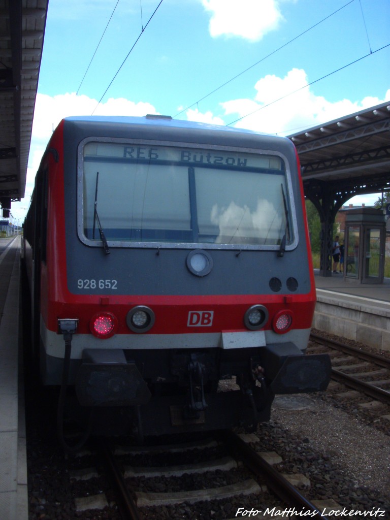 928 652 als RE6 mit ziel B�tzow im Bahnhof G�strow am 15.7.14