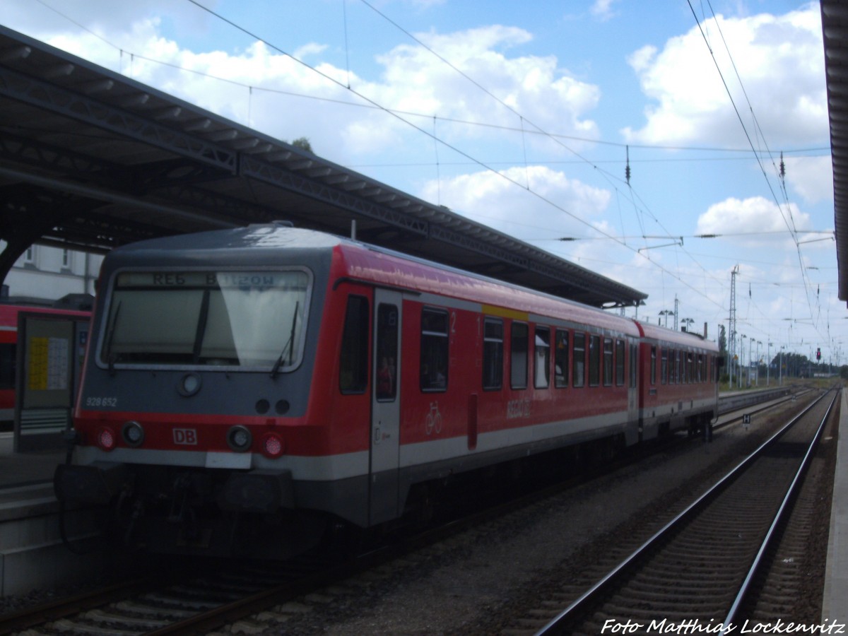 928 652 als RE6 mit ziel B�tzow im Bahnhof G�strow am 15.7.14