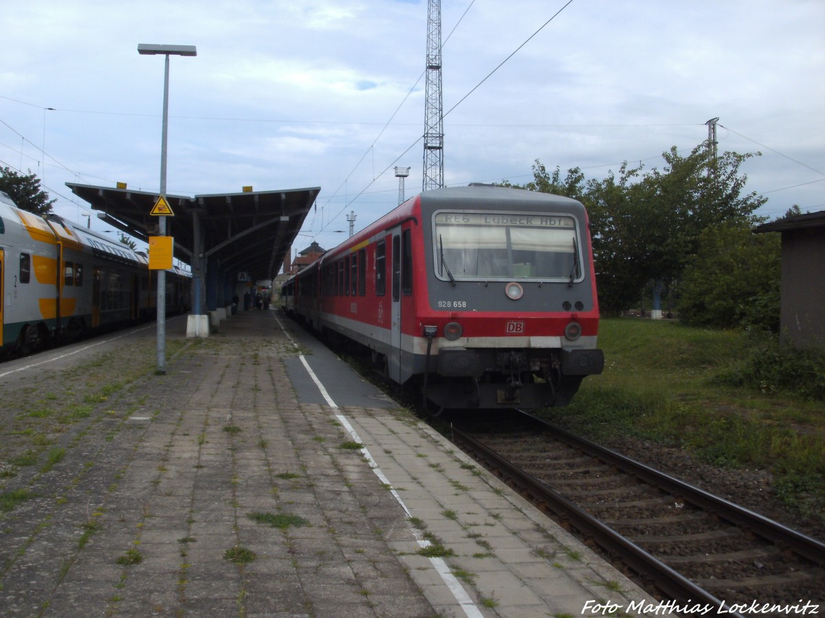 928 658 als RE6 mit ziel L�beck Hbf im Bahnhof Bad Kleinen am 13.7.14