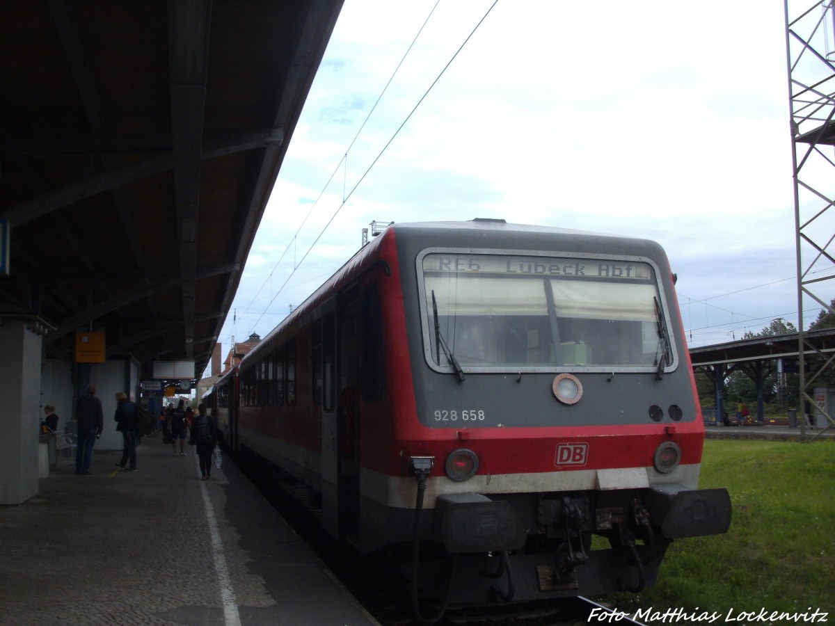 928 658 als RE6 mit ziel L�beck Hbf im Bahnhof Bad Kleinen am 13.7.14