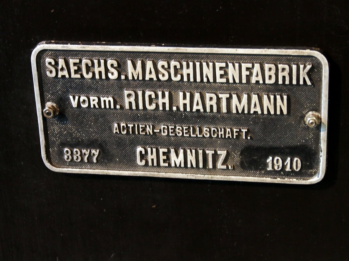 98 001 der Windbergbahn im Technikmuseum in Chemnitz am 19.04.2017. Fabrikschild der S�chs. Maschinenfabrik Rich. Hartmann aus Chemnitz.