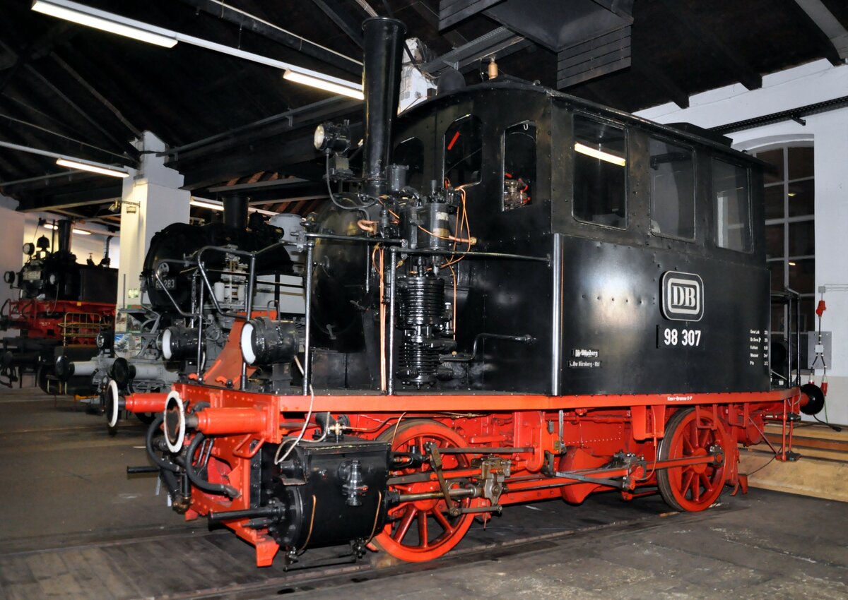 98 307 Glaskasten  SpalterBockerl  im Deutschen Dampflok Museum in Neuenmarkt-Wirsberg am 03.09.2011.