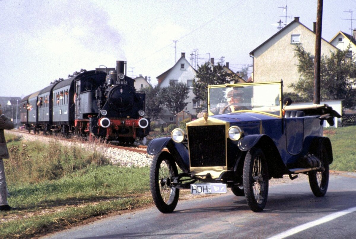 98 812 und Auto-Oldtimer vor Amstetten am 03.10.1982.