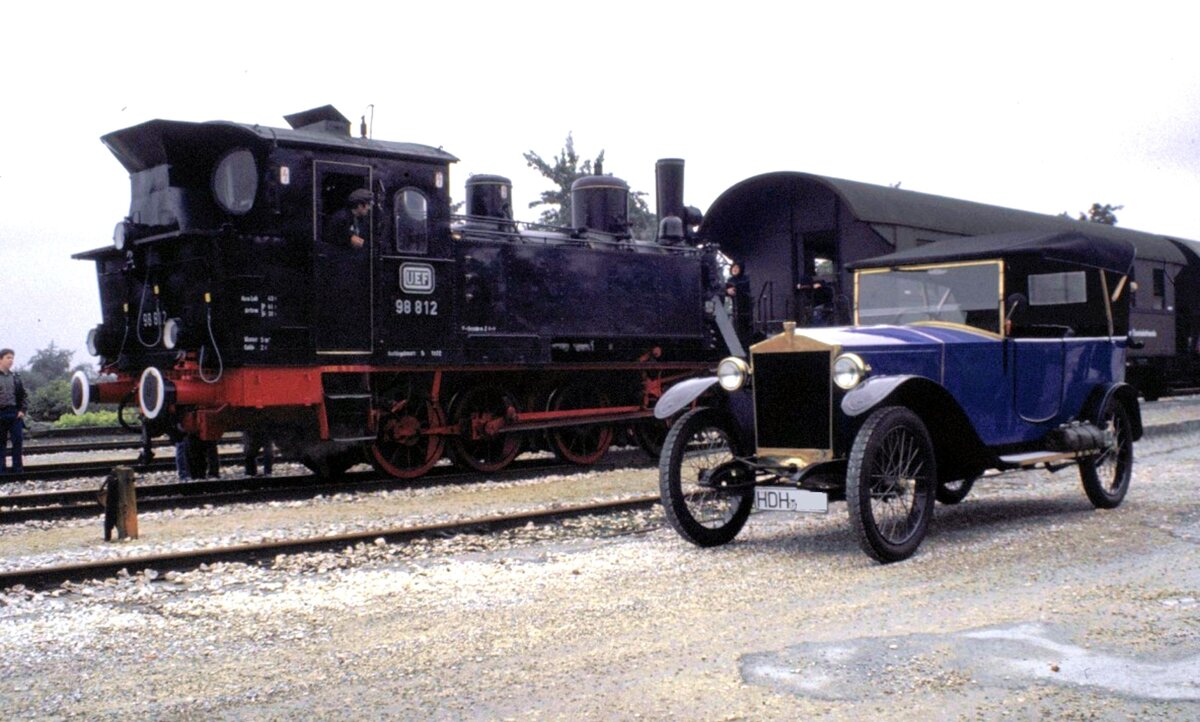 98 812 in Gerstetten am 03.10.1982. Im Vordergrund steht ein englischer Oldtimer von einem Lehrer aus Heidenheim, der mit Sch�lern bei der Dampflokveranstaltung war.