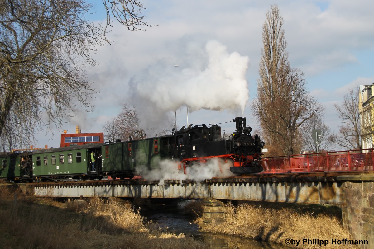 99 1574-5 in Oschatz bei der Überquerung des Viadukts kurz hinter Könnerstraße.