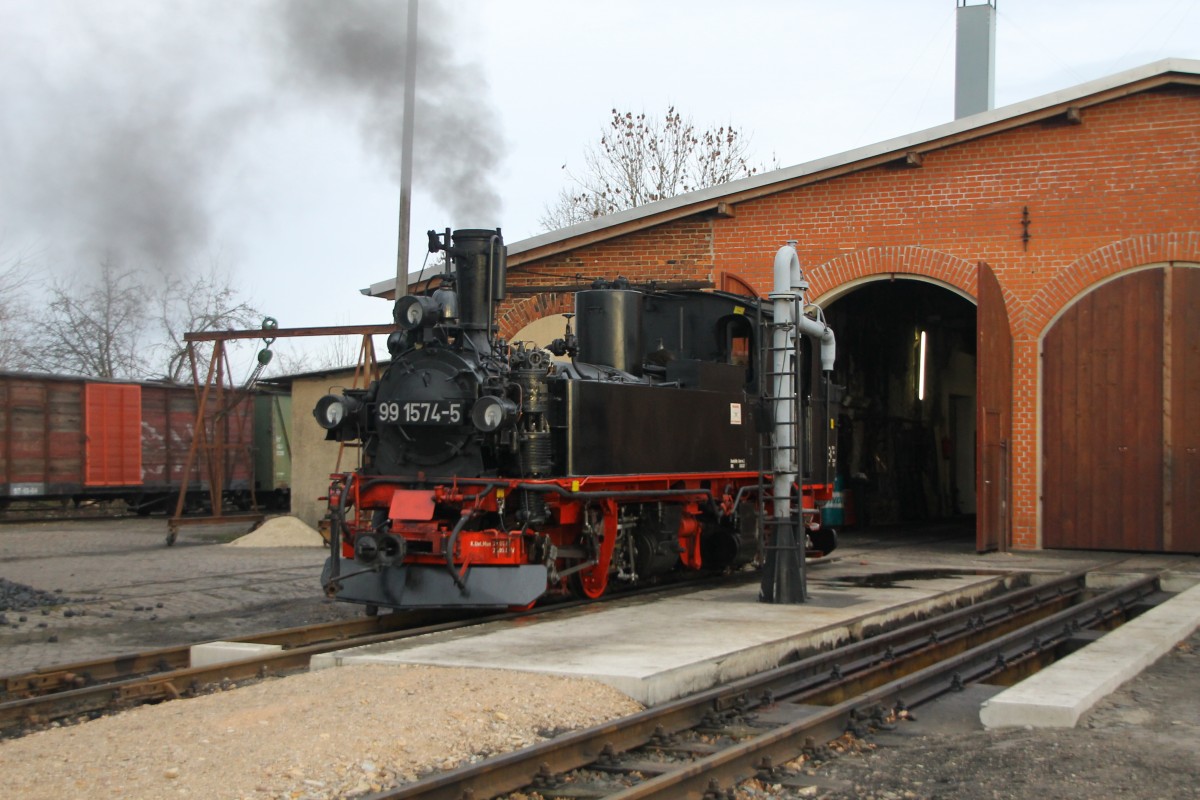 99 1574 vor dem Heizhaus in Mügeln am 28.12.13