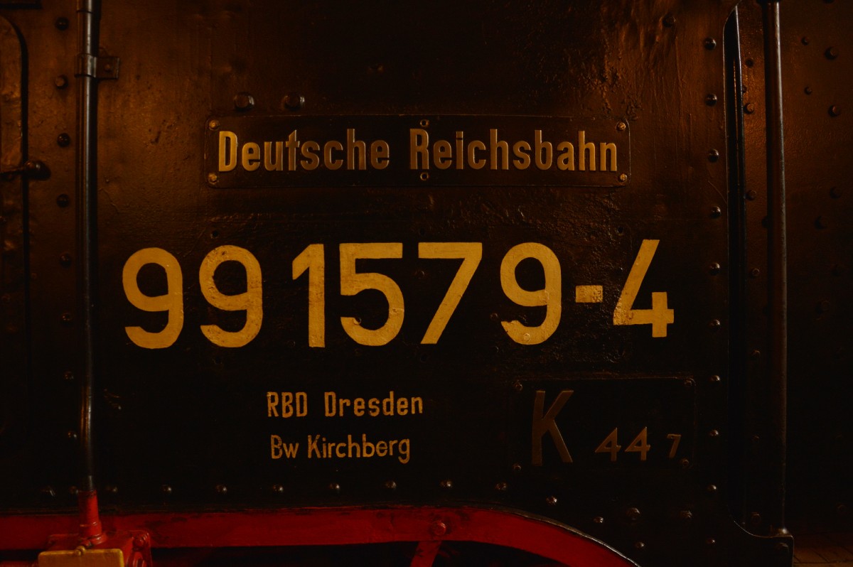 99 1579-4 mit alter Beschilderung. Als sie den letzten Zug zog, war sie im Bestand der Deutschen Reichsbahn. Unter Regie der Reichsbahndirektion Dresden, war sie dem BW Kirchberg zugeteilt. Hier stand sie am 23.10.2015 im Rittersgr�ner Lokschuppen.