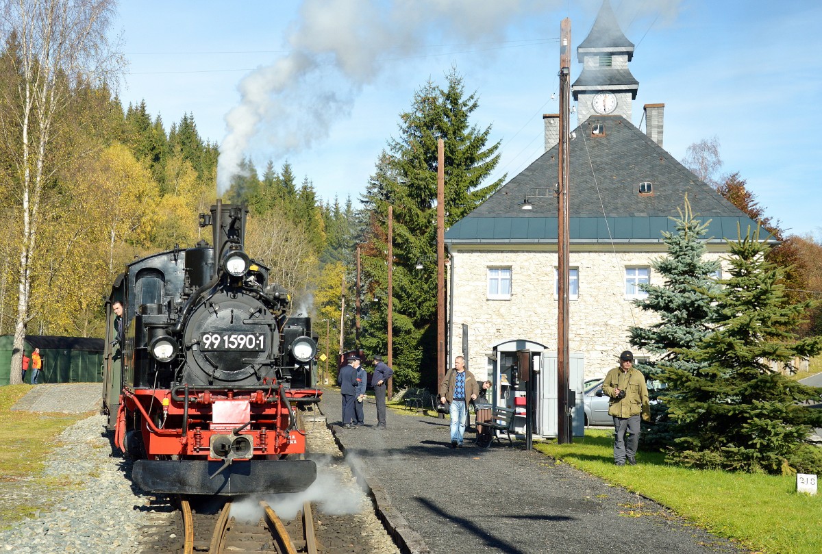 99 1590-1 mit ihrem Sonderzug in Schlössel am 24.10.2015