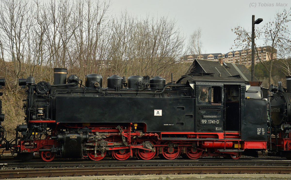 99 1741-0 zählt zu den Einheitsloks der  Sächsischen VII K . Sie wurde 1928 von der Sächsischen Maschinenfabrik vormals Richard-Hartmann in Chemnitz gebaut. Sie erhielt 1965 einen neuen Kessel. Von den Enheitsloks der BR 99.73-99.76 wurden 32 gebaut. Heute sind davon noch 14 Stück erhalten. Hier ist 99 1741-0 auf dem Oberwiesenthaler Bahnhof am 30.03.2016 zusehen. Sie wurde mit 99 1785-7 und 99 1772-5 an diesem Tag rangiert.