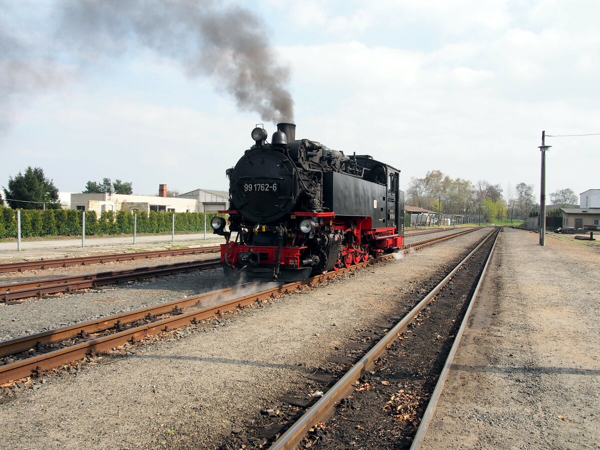 99 1762-6 beim Umsetzen und Wasserfassen in Radeberg am 12.04.2016.