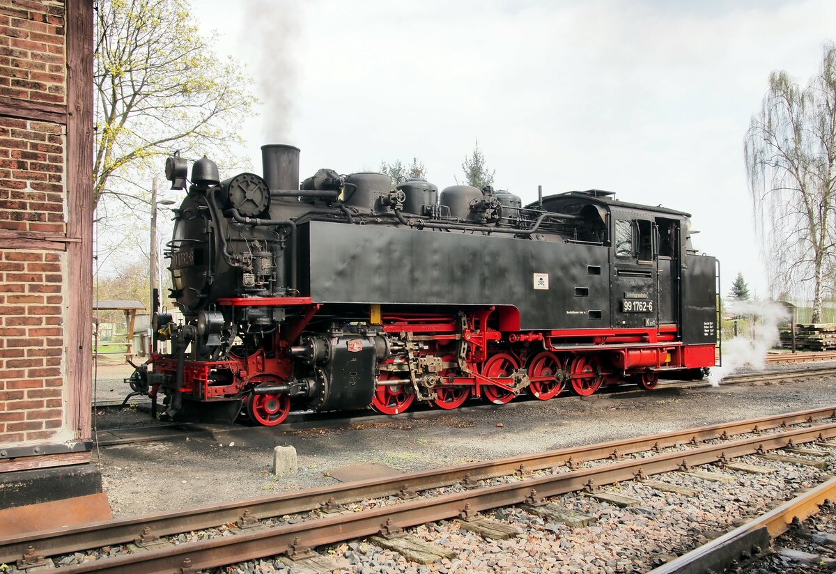 99 1762-6 beim Umsetzen und Wasserfassen in Radeberg am 12.04.2016.