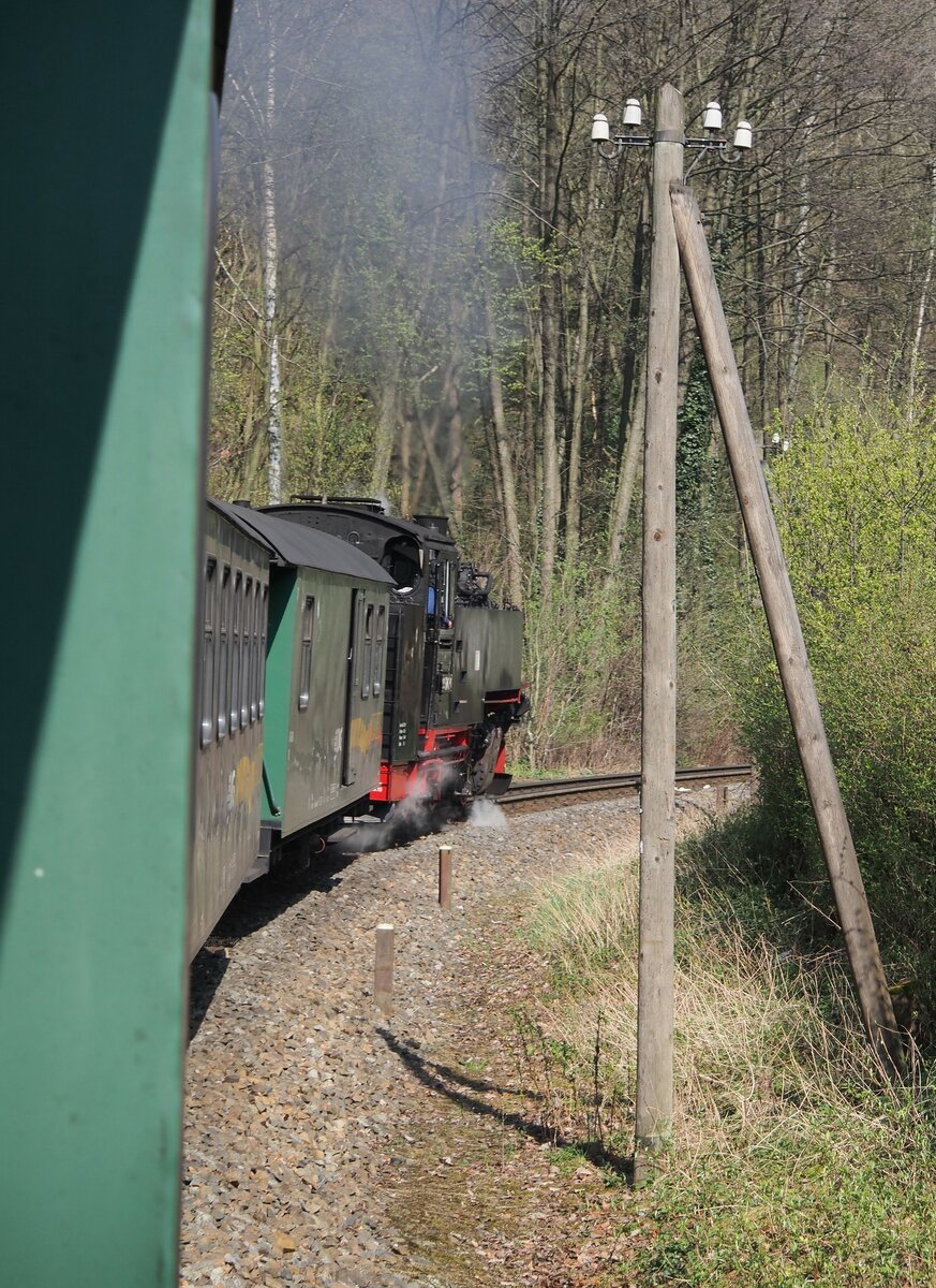 99 1762-6 Fahrt durch das L��nitztal am 12.04.2016. H�ufig stehen noch die Fernmeldemasten, jedoch bereits ohne Dr�hte.