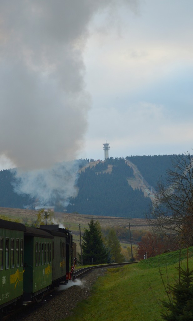 99 1772-5 auf dem Weg nach Oberwiesenthal mit P 1007 am 25.10.2015