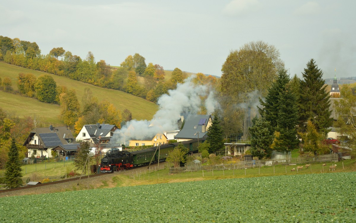 99 1772-5 hat soeben mit P 1005 die Ortslage von Cranzahl verlassen und dampft am 22.10.2015 Bergauf. Nächster Halt ist Unterneudorf.