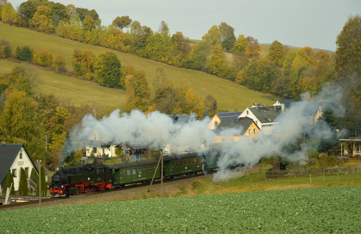 99 1772-5 hat soeben mit P 1005 die Ortslage von Cranzahl verlassen und dampft am 22.10.2015 Bergauf. Nächster Halt ist Unterneudorf (2)