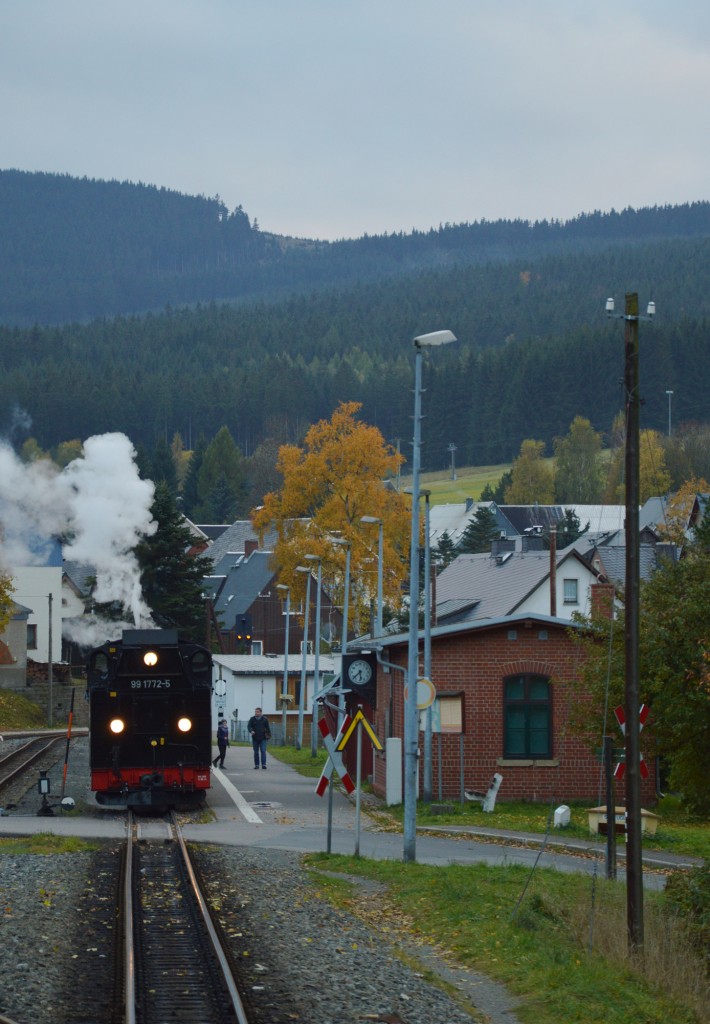 99 1772-5 mit P 1010 in Neudorf am Abend des 23.10.2015