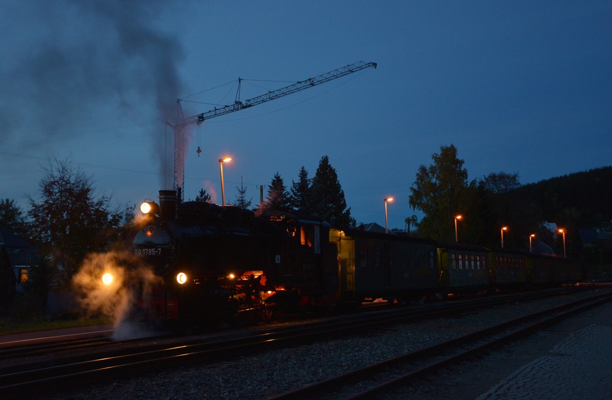 99 1772-5 in Neudorf am Abend des 24.10.2015 mit P 1011 (2)