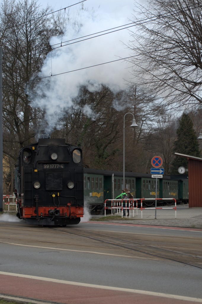 99 1777-4  mit dem Fr�hzug auf der Kreuzung Mei�ner Str. in Radebeul am 17.3.2014. 06.57 Uhr.
