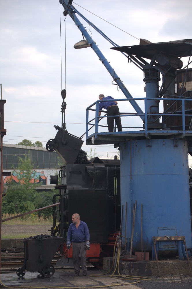 99 1777-4  wird gerade eben fast  staubfrei  bekohlt. Radebeul Ost. 
17.08.2013  18:38 Uhr.