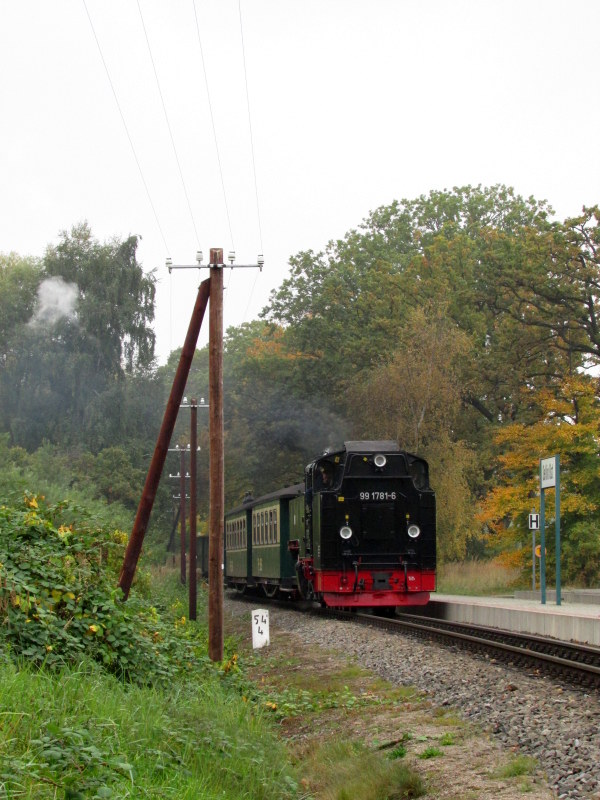 99 1781-6 bei der Einfahrt mit P 105 in Sellin Ost am 13.Okt.2013