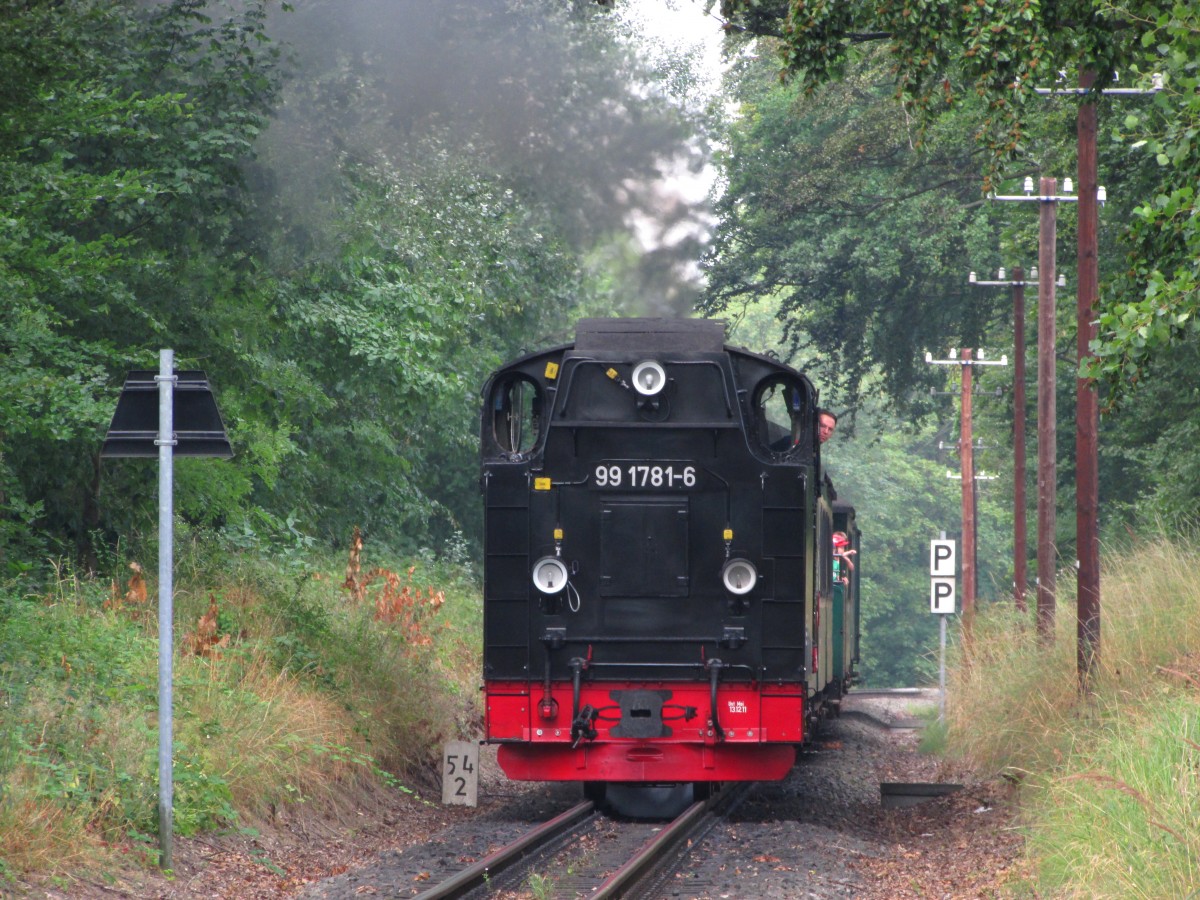 99 1781-6 musste am 28.07.2014 an der Trapeztafel in Sellin Ost mit P 223 halten.