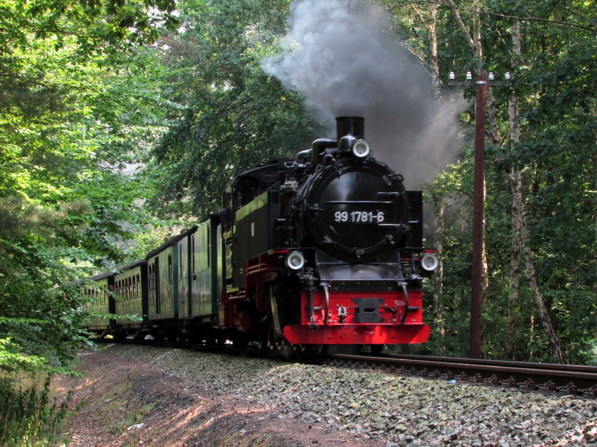 99 1781-6 nimmt zügig mit P 106 hinter Göhren Fahrt auf um schnell nach Philipshagen zu gelangen.