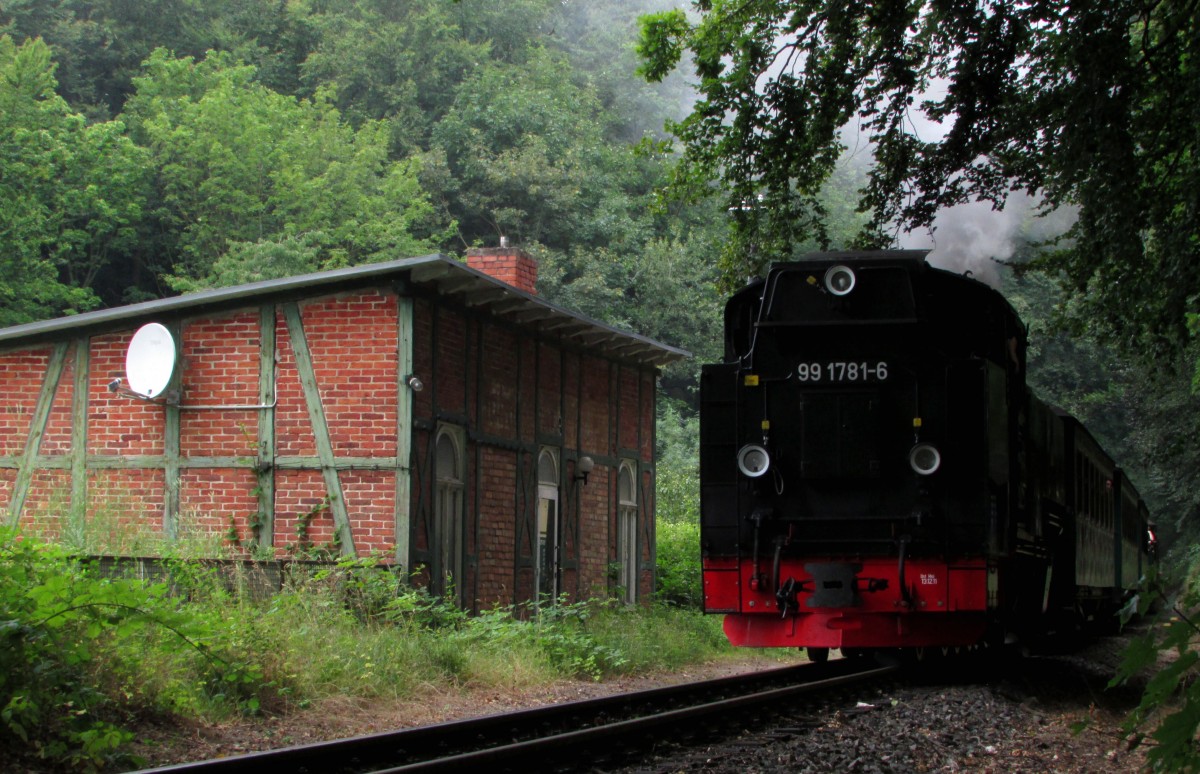 99 1781-6 rollt mit P 225 nach einem kurzem Halt in Sellin West gemächlich Bergab nach Sellin Ost. Aufgenommen am 28.07.2014