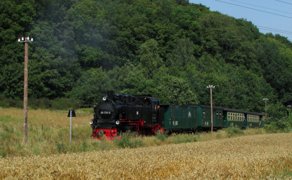 99 1781-6 rollt mit P 106 durch die Felder bei Seelvitz am 29.07.2014