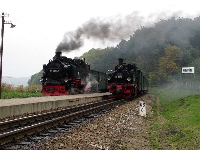 99 1781-6 berholt mit P 106 den Sonderzug mit 99 1608-1 in Garftitz am 12.Okt.13