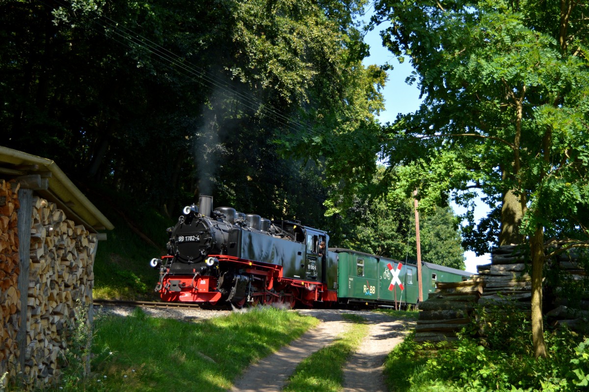 99 1782-4 erklimmt mit P 106 ohne große Mühe die Steigung vor Seelvitz am 06.08.2015