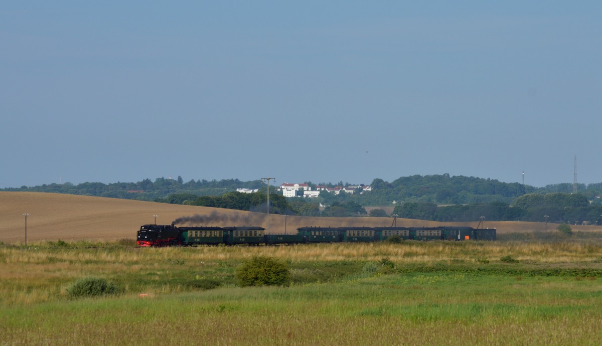 99 1782-4 rollt mit P 101 durch die weiten Felder nahe Seelvitz am 06.08.2015. Im Hintergrund ist Putbus