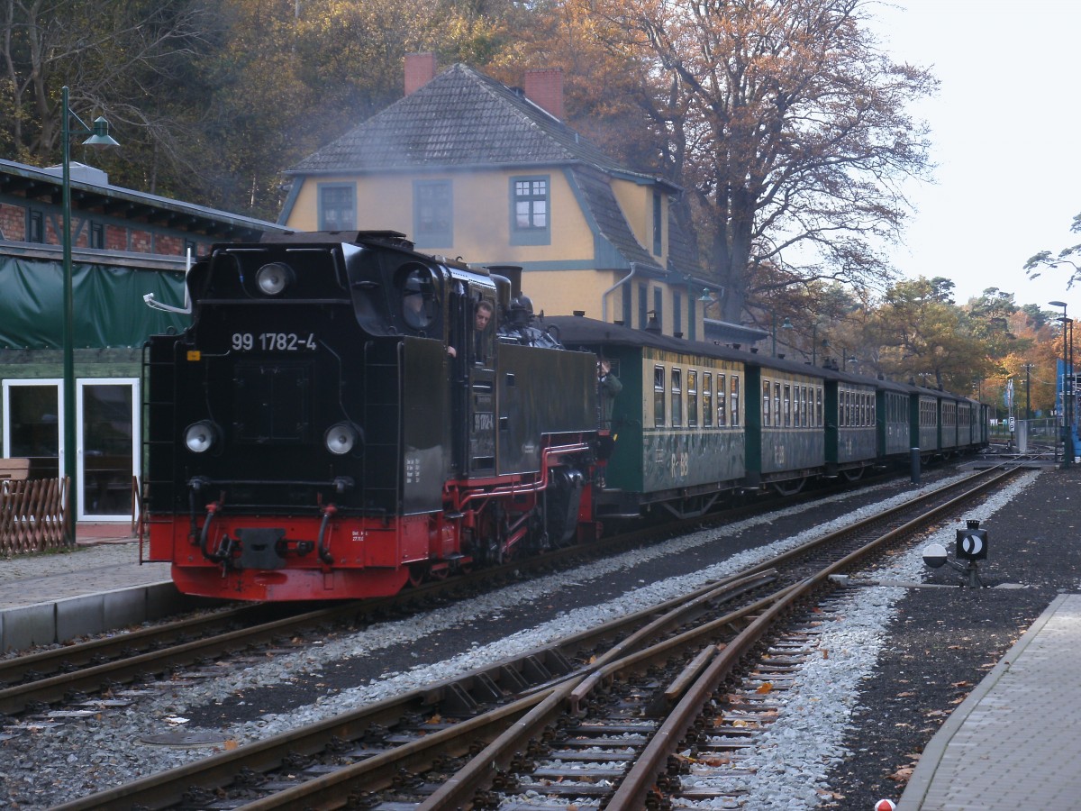 99 1782 brachte den P105 von Putbus,am 26.Oktober 2013,nach Ghren.