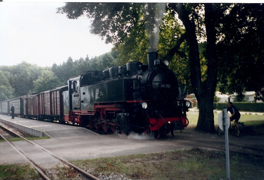 99 (1)782 im Kreuzungsbahnhof Garfitz.