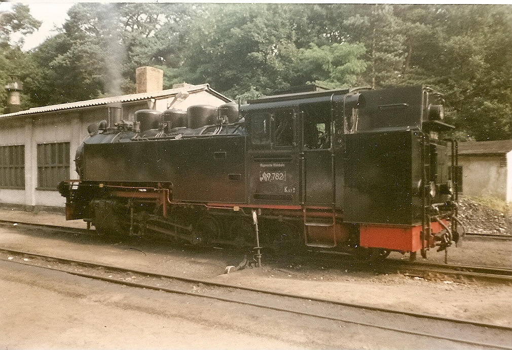 99 (1)782 vor dem alten Lokschuppen in Göhren.