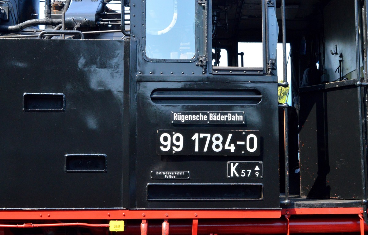 99 1784-0 ist bei der Rügenschen Bäderbahn im Bahnbetriebswerk Putbus beheimatet und hat die Gattung K 57 9 (K steht für Kleinbahn, 5 steht für Anzahl der angetriebenen Achsen, 7 steht für Anzahl der Achsen und 9 steht für die Achslast)