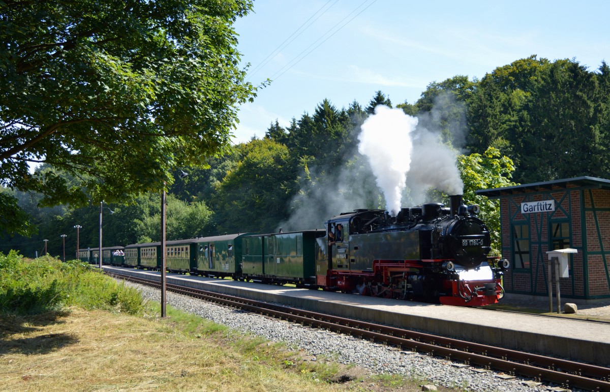 99 1784-0 durchfährt den Hp.Garftitz und nimmt mit P 226 Anlauf für die Steigung zum Jagdschloß am 06.08.2015