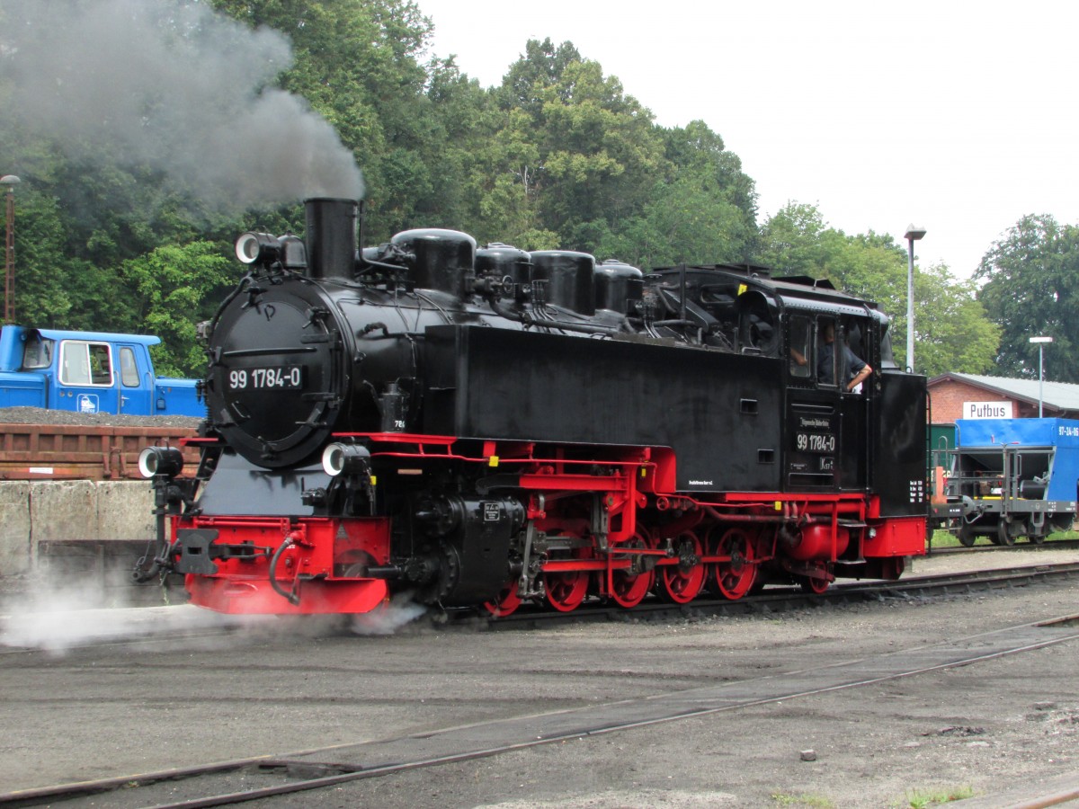 99 1784-0 macht sich auf den Weg vom BW Putbus zum P 105 nachdem ihre Vorräte ergänzt waren.Aufgenommen am 30.07.2014