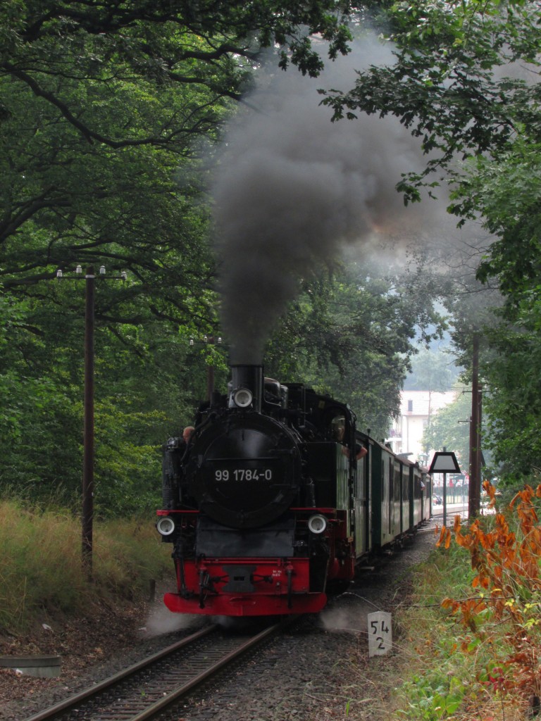 99 1784-0 nimmt mit P 102 Anlauf für die Steigung zwischen Sellin Ost und Sellin West. Aufgenommen am 28.07.2014