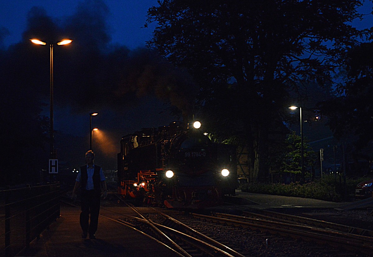 99 1784-0 rangiert am Abend des 07.08.2015 an den P 114